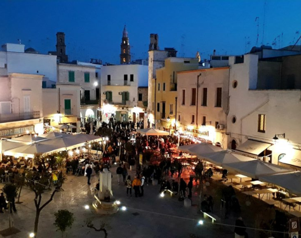Casa vacanze A Casuccia Via Tenente Vitti 113, Monopoli (BA) Piazza Giuseppe garibaldi night